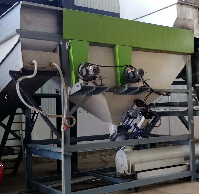 one Cone bottom washing tank with pneumatic valve to discharge the sand.jpg